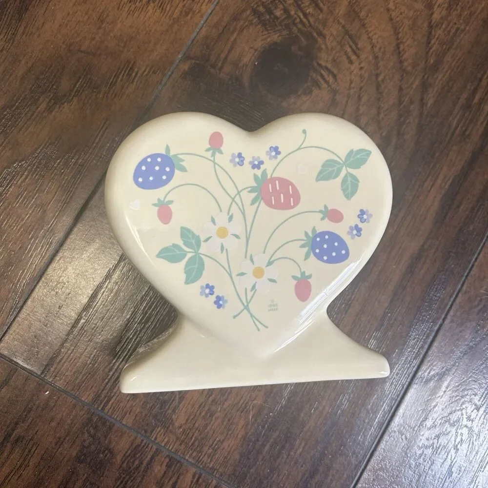 VTG Auntie Em Heart-Shaped Napkin Holder-Ceramic 1986 Hallmark Berries Floral